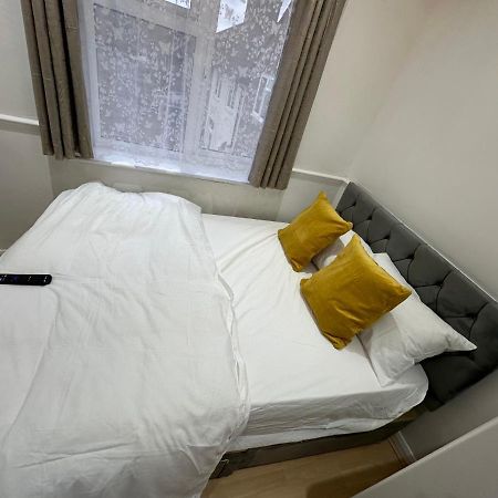 3Rd Studio Flat With Private Toilet And Bathroom Setup For Family Enjoyment 134 Keedonwood Road بروملي المظهر الخارجي الصورة