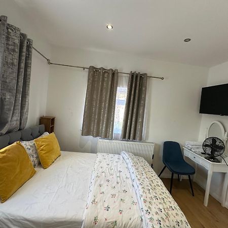 3Rd Studio Flat With Private Toilet And Bathroom Setup For Family Enjoyment 134 Keedonwood Road بروملي المظهر الخارجي الصورة