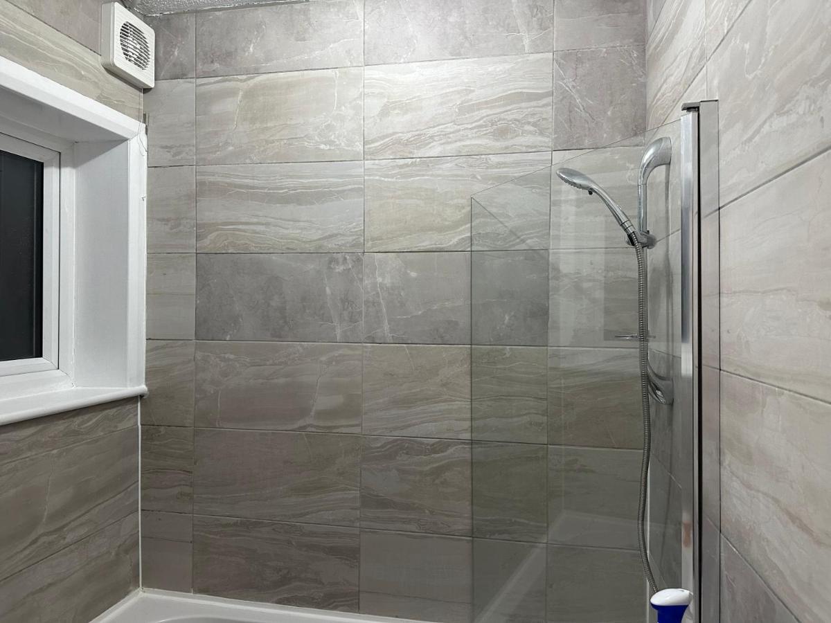 3Rd Studio Flat With Private Toilet And Bathroom Setup For Family Enjoyment 134 Keedonwood Road بروملي المظهر الخارجي الصورة