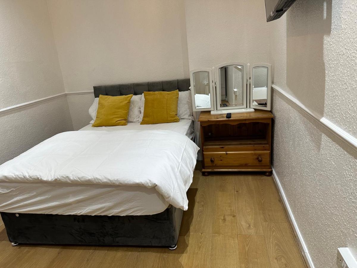 3Rd Studio Flat With Private Toilet And Bathroom Setup For Family Enjoyment 134 Keedonwood Road بروملي المظهر الخارجي الصورة