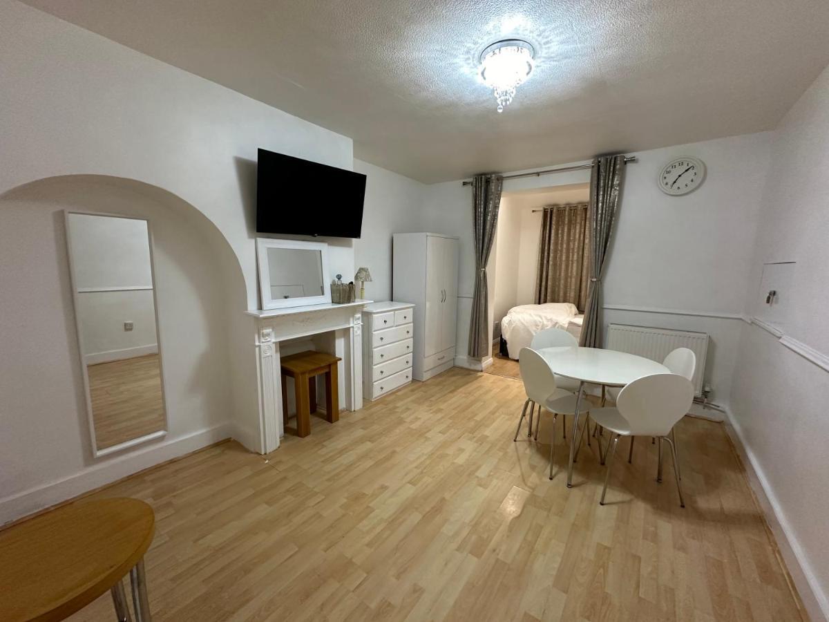 3Rd Studio Flat With Private Toilet And Bathroom Setup For Family Enjoyment 134 Keedonwood Road بروملي المظهر الخارجي الصورة