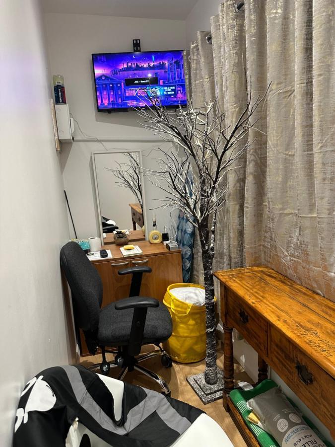 3Rd Studio Flat With Private Toilet And Bathroom Setup For Family Enjoyment 134 Keedonwood Road بروملي المظهر الخارجي الصورة