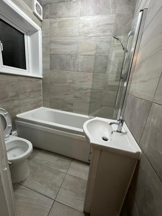 3Rd Studio Flat With Private Toilet And Bathroom Setup For Family Enjoyment 134 Keedonwood Road بروملي المظهر الخارجي الصورة