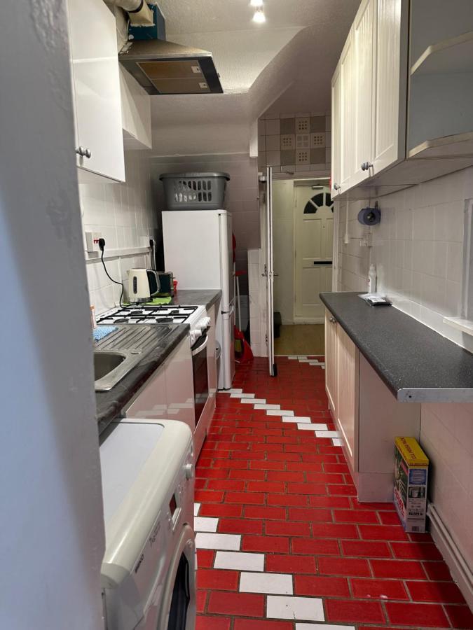 3Rd Studio Flat With Private Toilet And Bathroom Setup For Family Enjoyment 134 Keedonwood Road بروملي المظهر الخارجي الصورة
