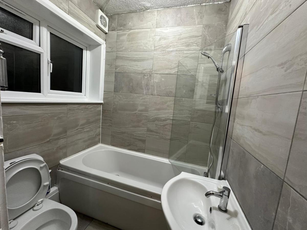 3Rd Studio Flat With Private Toilet And Bathroom Setup For Family Enjoyment 134 Keedonwood Road بروملي المظهر الخارجي الصورة