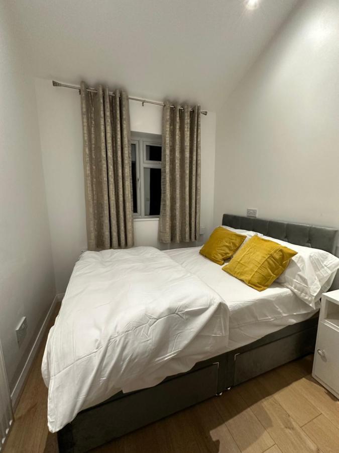 3Rd Studio Flat With Private Toilet And Bathroom Setup For Family Enjoyment 134 Keedonwood Road بروملي المظهر الخارجي الصورة