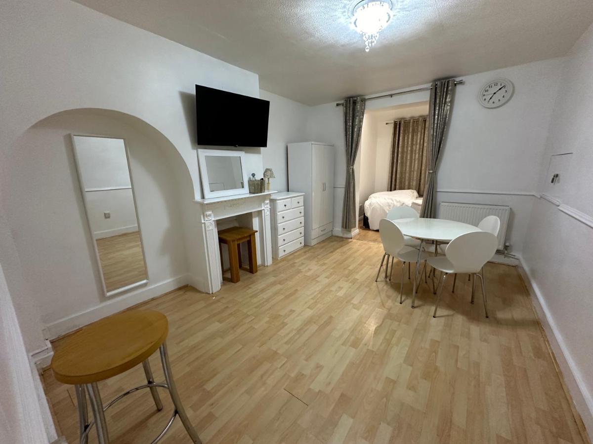3Rd Studio Flat With Private Toilet And Bathroom Setup For Family Enjoyment 134 Keedonwood Road بروملي المظهر الخارجي الصورة