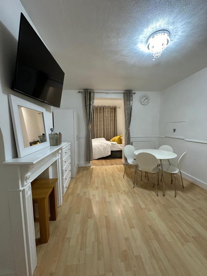 3Rd Studio Flat With Private Toilet And Bathroom Setup For Family Enjoyment 134 Keedonwood Road بروملي المظهر الخارجي الصورة