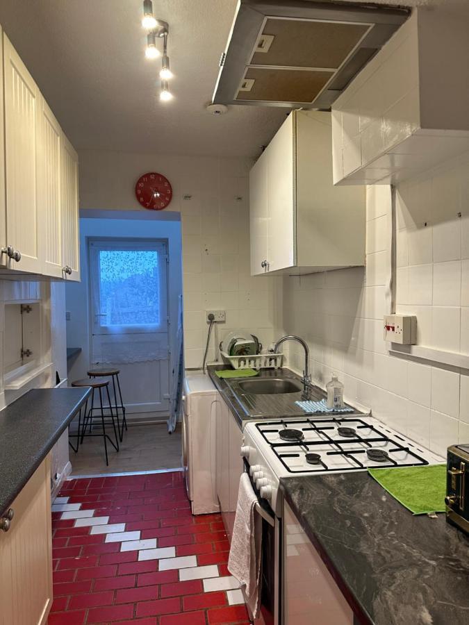 3Rd Studio Flat With Private Toilet And Bathroom Setup For Family Enjoyment 134 Keedonwood Road بروملي المظهر الخارجي الصورة