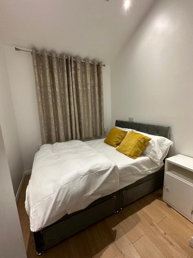 3Rd Studio Flat With Private Toilet And Bathroom Setup For Family Enjoyment 134 Keedonwood Road بروملي المظهر الخارجي الصورة