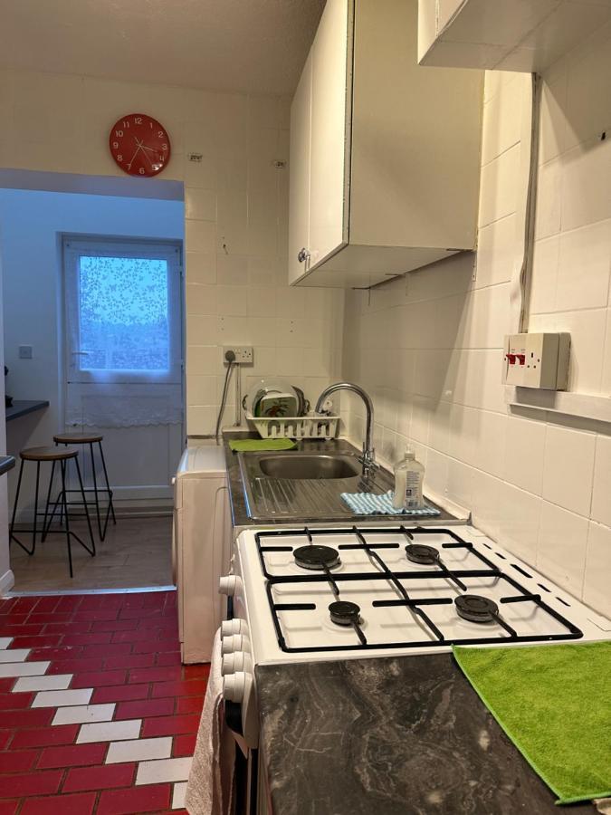 3Rd Studio Flat With Private Toilet And Bathroom Setup For Family Enjoyment 134 Keedonwood Road بروملي المظهر الخارجي الصورة