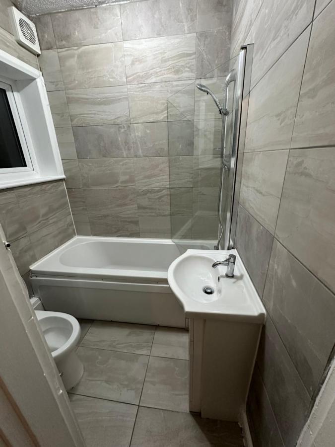 3Rd Studio Flat With Private Toilet And Bathroom Setup For Family Enjoyment 134 Keedonwood Road بروملي المظهر الخارجي الصورة
