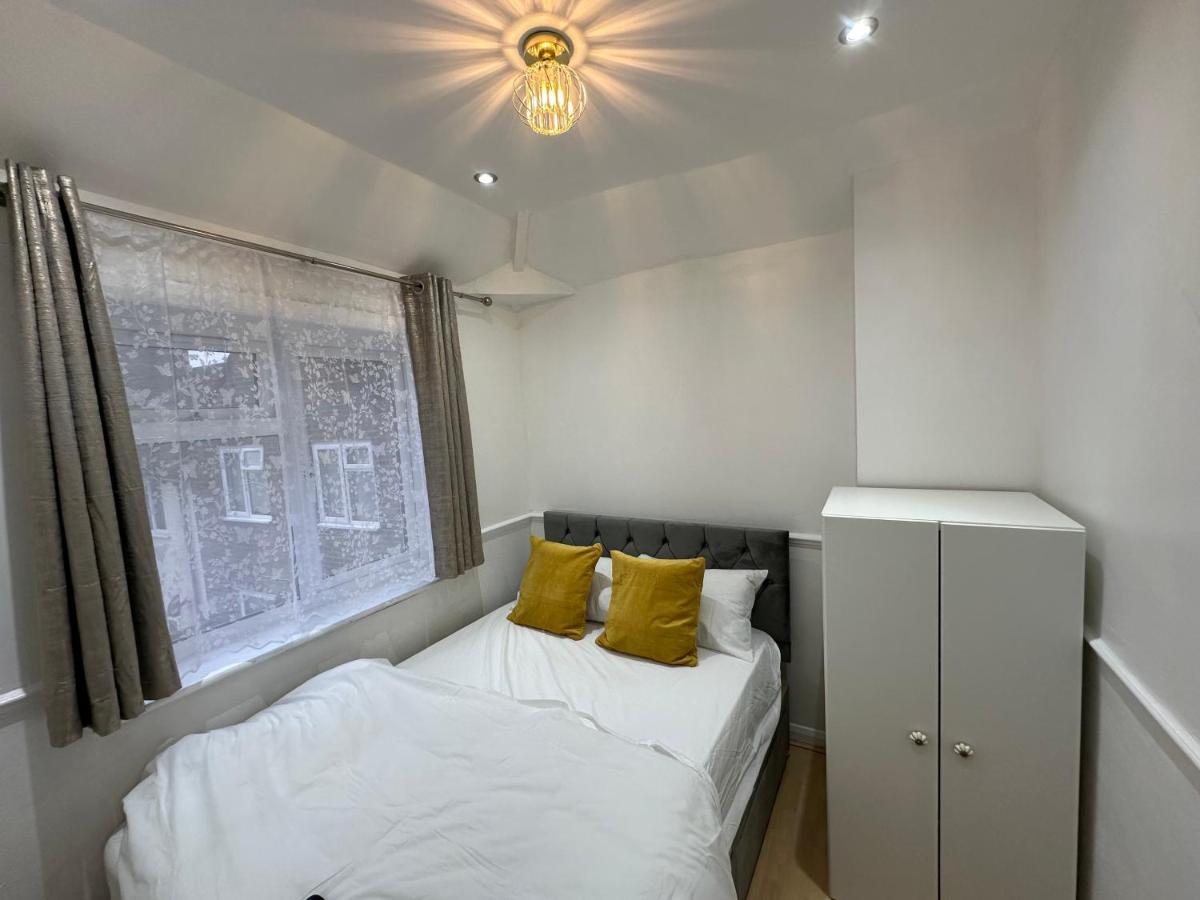 3Rd Studio Flat With Private Toilet And Bathroom Setup For Family Enjoyment 134 Keedonwood Road بروملي المظهر الخارجي الصورة