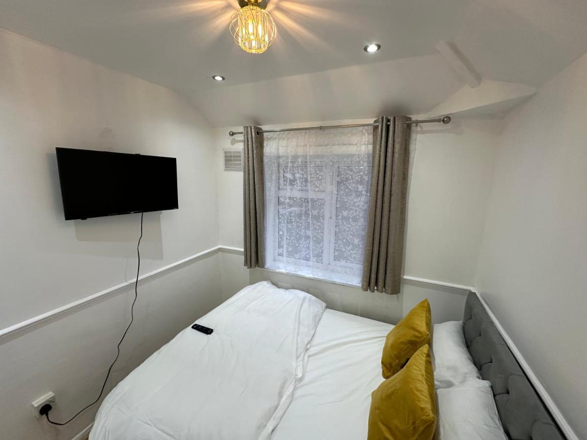 3Rd Studio Flat With Private Toilet And Bathroom Setup For Family Enjoyment 134 Keedonwood Road بروملي المظهر الخارجي الصورة