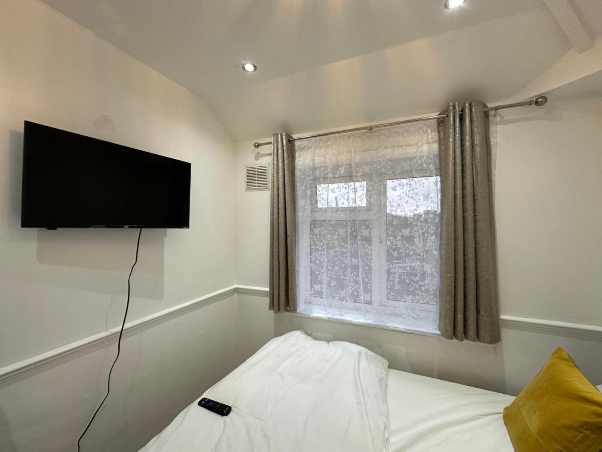 3Rd Studio Flat With Private Toilet And Bathroom Setup For Family Enjoyment 134 Keedonwood Road بروملي المظهر الخارجي الصورة