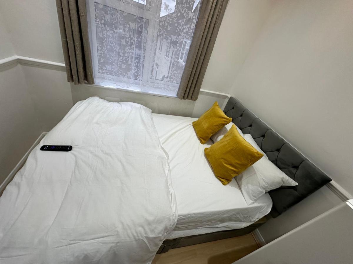 3Rd Studio Flat With Private Toilet And Bathroom Setup For Family Enjoyment 134 Keedonwood Road بروملي المظهر الخارجي الصورة