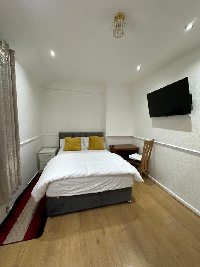 3Rd Studio Flat With Private Toilet And Bathroom Setup For Family Enjoyment 134 Keedonwood Road بروملي المظهر الخارجي الصورة