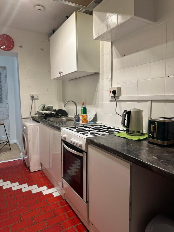 3Rd Studio Flat With Private Toilet And Bathroom Setup For Family Enjoyment 134 Keedonwood Road بروملي المظهر الخارجي الصورة