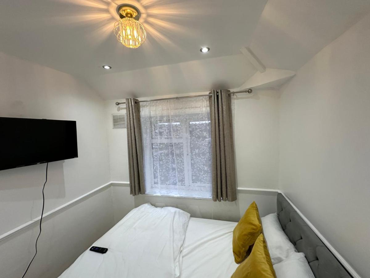 3Rd Studio Flat With Private Toilet And Bathroom Setup For Family Enjoyment 134 Keedonwood Road بروملي المظهر الخارجي الصورة