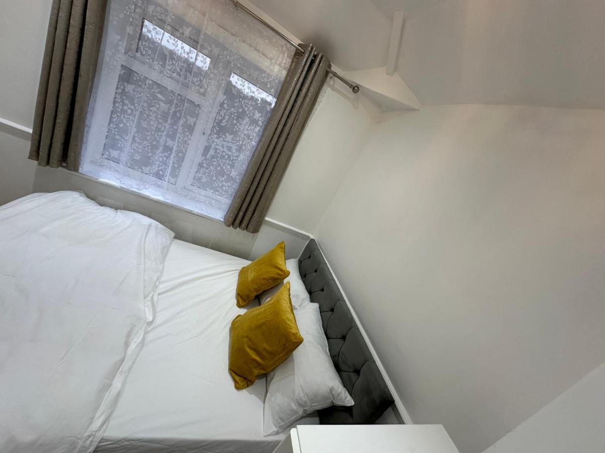 3Rd Studio Flat With Private Toilet And Bathroom Setup For Family Enjoyment 134 Keedonwood Road بروملي المظهر الخارجي الصورة