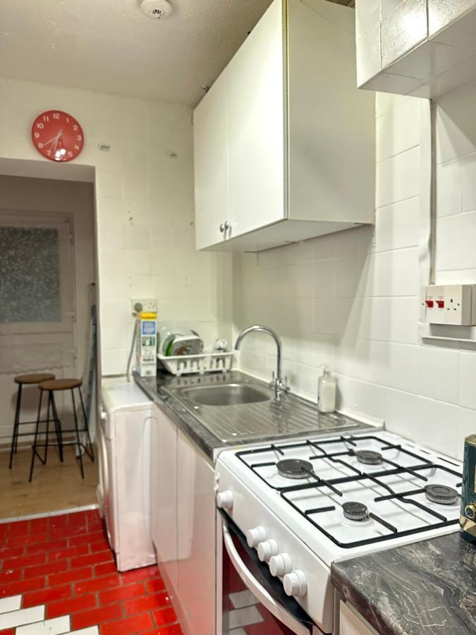 3Rd Studio Flat With Private Toilet And Bathroom Setup For Family Enjoyment 134 Keedonwood Road بروملي المظهر الخارجي الصورة