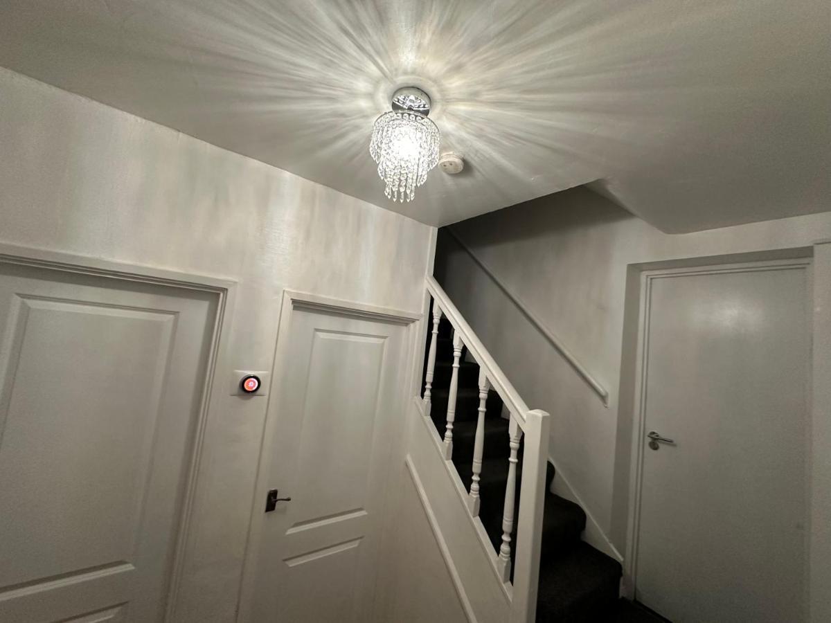 3Rd Studio Flat With Private Toilet And Bathroom Setup For Family Enjoyment 134 Keedonwood Road بروملي المظهر الخارجي الصورة