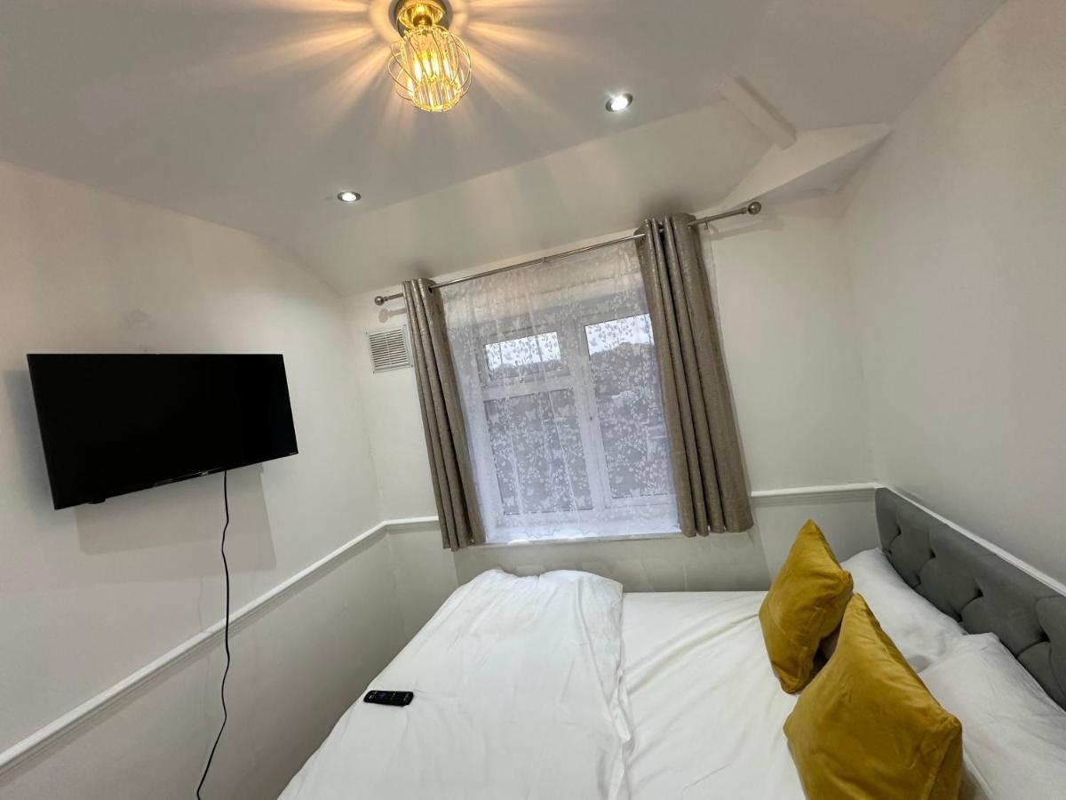 3Rd Studio Flat With Private Toilet And Bathroom Setup For Family Enjoyment 134 Keedonwood Road بروملي المظهر الخارجي الصورة