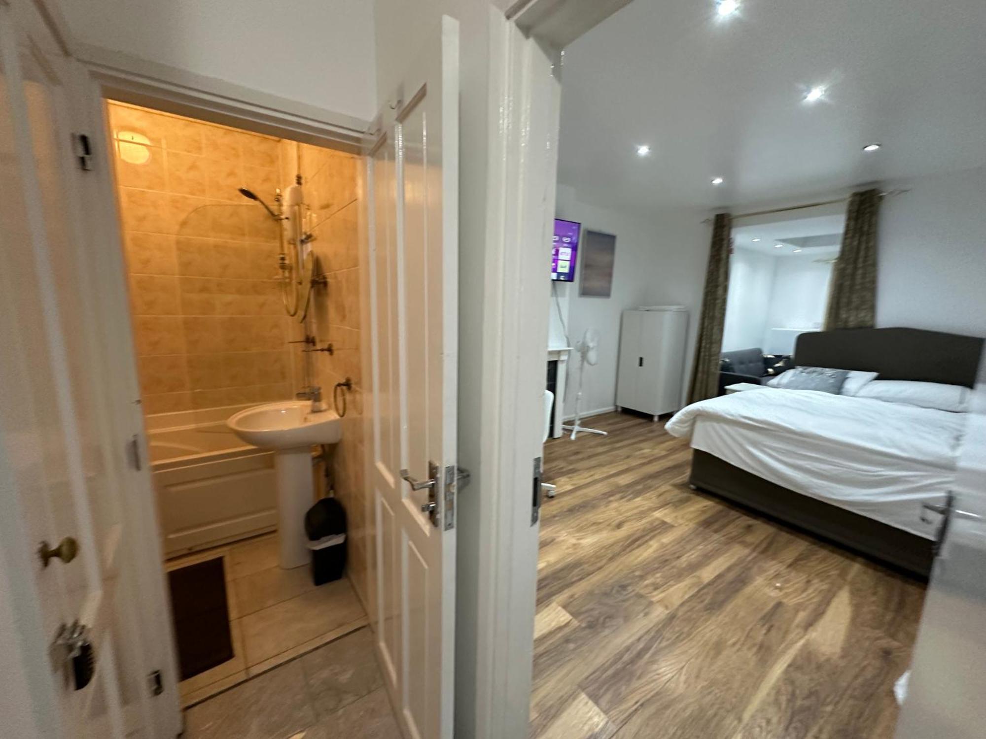 3Rd Studio Flat With Private Toilet And Bathroom Setup For Family Enjoyment 134 Keedonwood Road بروملي المظهر الخارجي الصورة