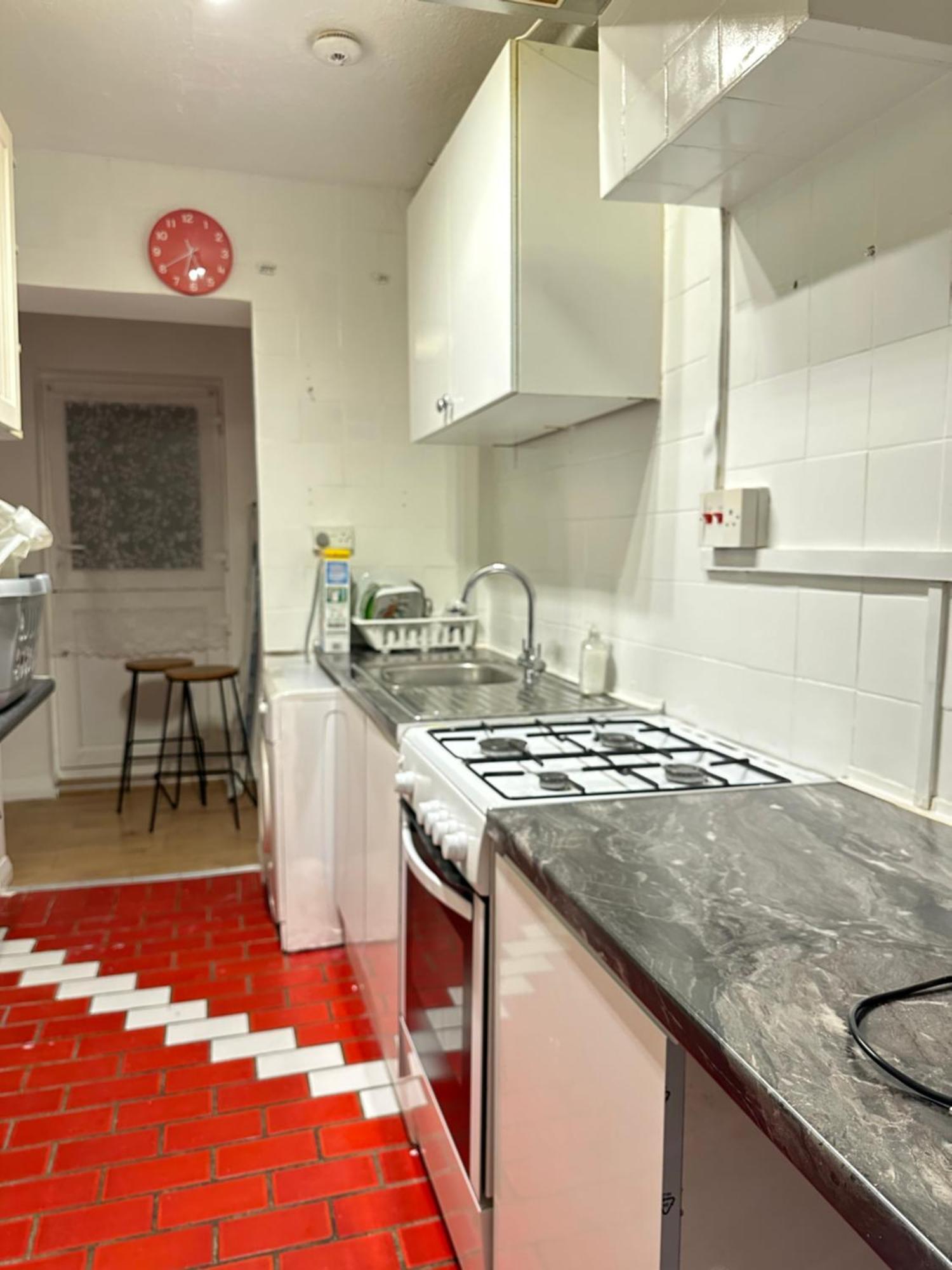 3Rd Studio Flat With Private Toilet And Bathroom Setup For Family Enjoyment 134 Keedonwood Road بروملي المظهر الخارجي الصورة