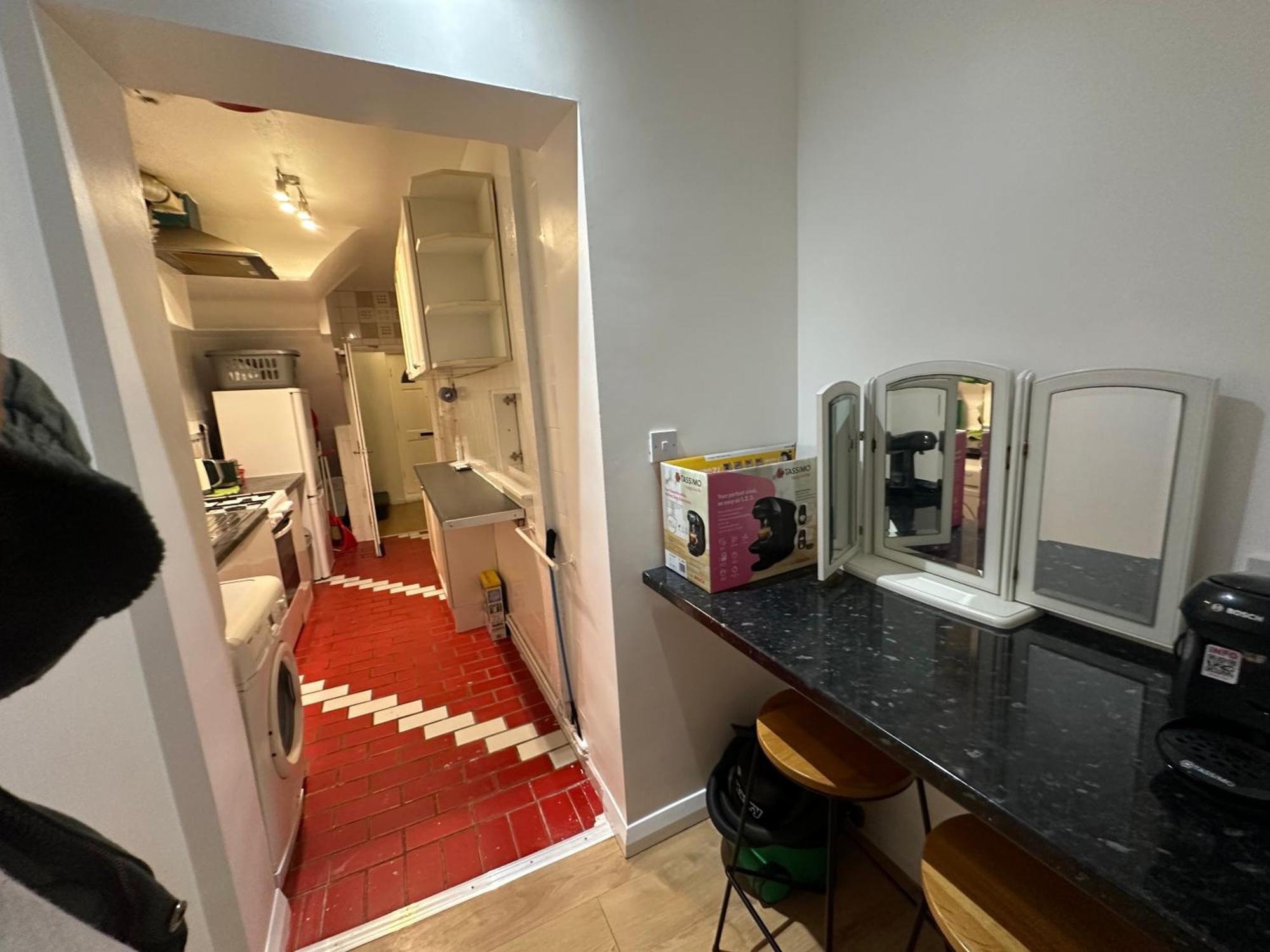 3Rd Studio Flat With Private Toilet And Bathroom Setup For Family Enjoyment 134 Keedonwood Road بروملي المظهر الخارجي الصورة