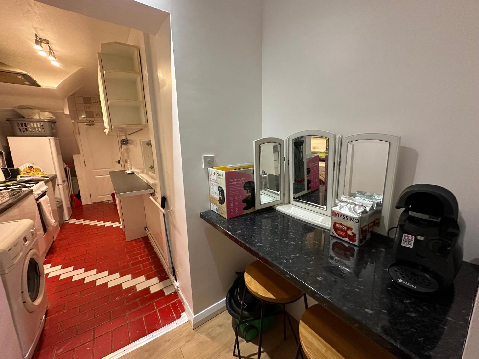 3Rd Studio Flat With Private Toilet And Bathroom Setup For Family Enjoyment 134 Keedonwood Road بروملي المظهر الخارجي الصورة