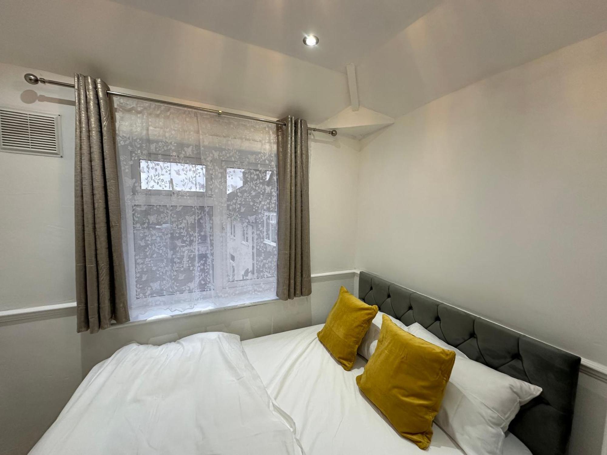 3Rd Studio Flat With Private Toilet And Bathroom Setup For Family Enjoyment 134 Keedonwood Road بروملي المظهر الخارجي الصورة