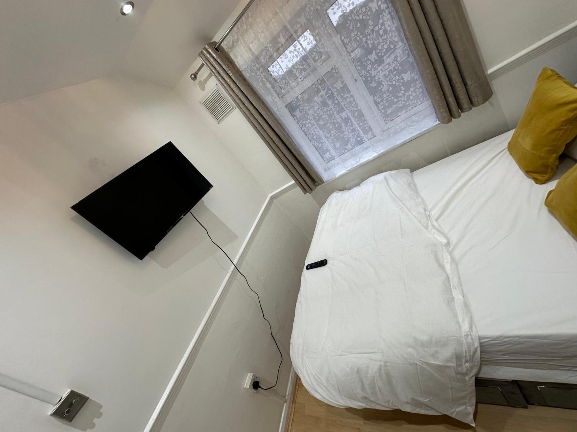 3Rd Studio Flat With Private Toilet And Bathroom Setup For Family Enjoyment 134 Keedonwood Road بروملي المظهر الخارجي الصورة