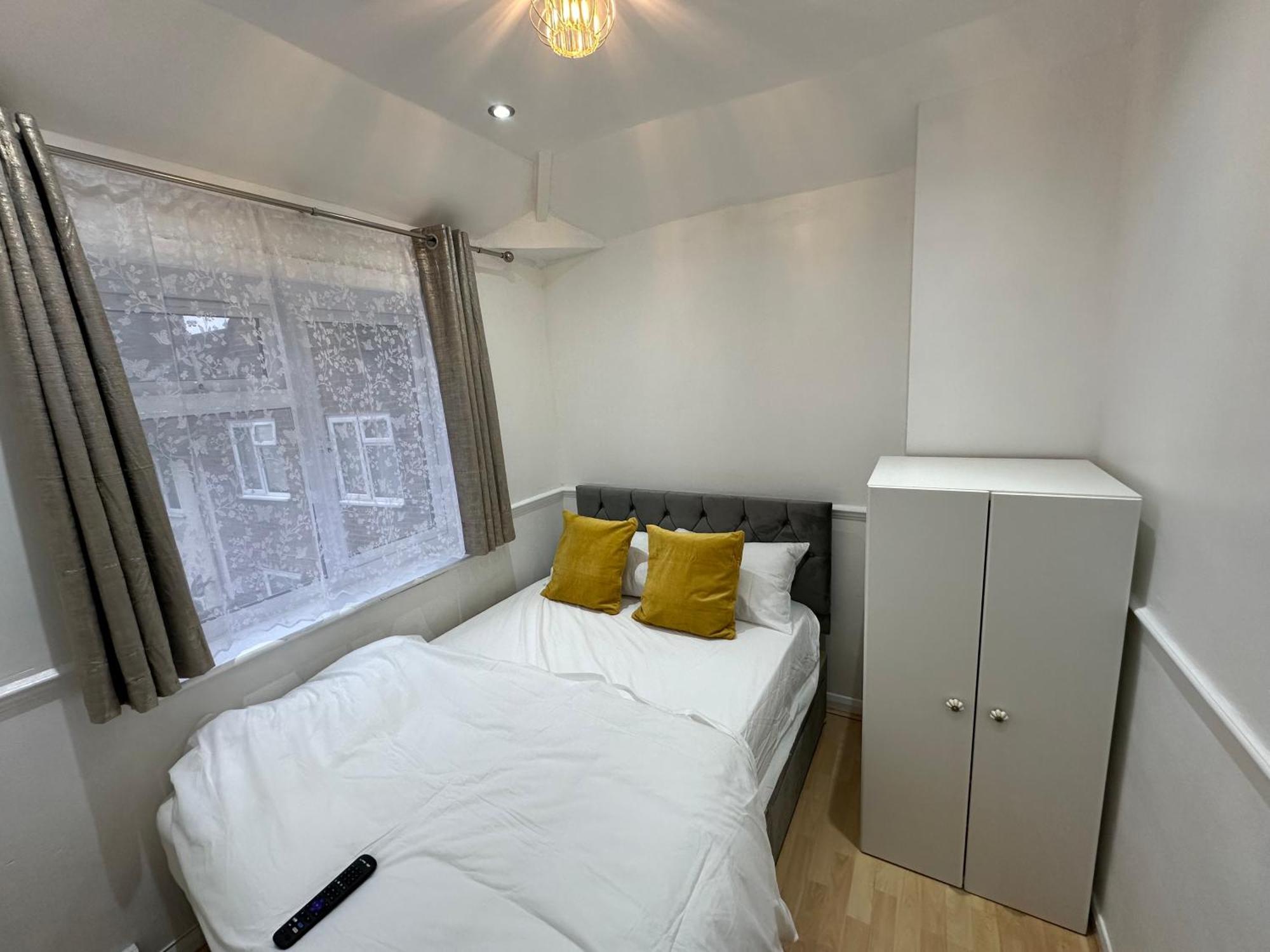 3Rd Studio Flat With Private Toilet And Bathroom Setup For Family Enjoyment 134 Keedonwood Road بروملي المظهر الخارجي الصورة