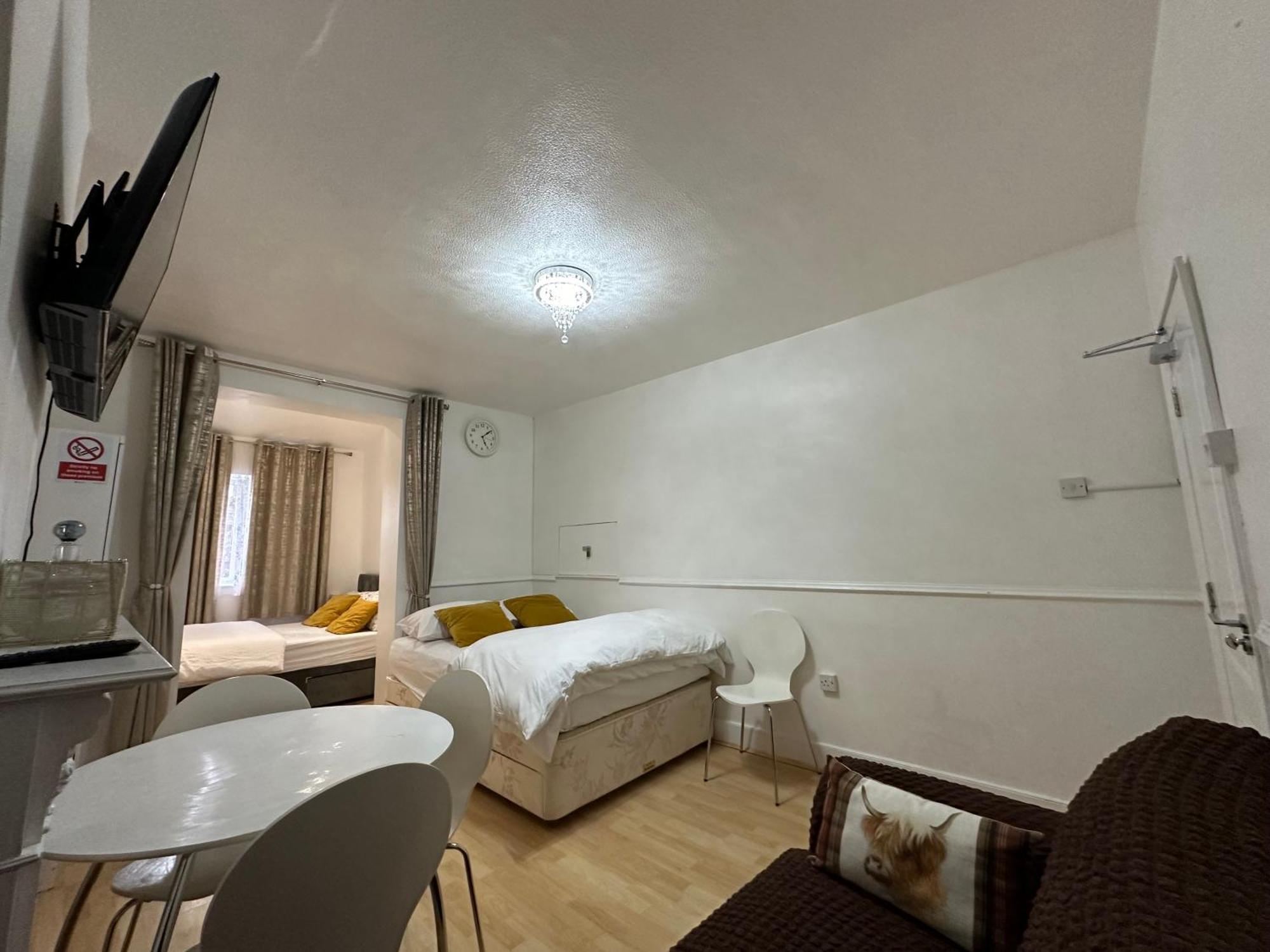 3Rd Studio Flat With Private Toilet And Bathroom Setup For Family Enjoyment 134 Keedonwood Road بروملي المظهر الخارجي الصورة