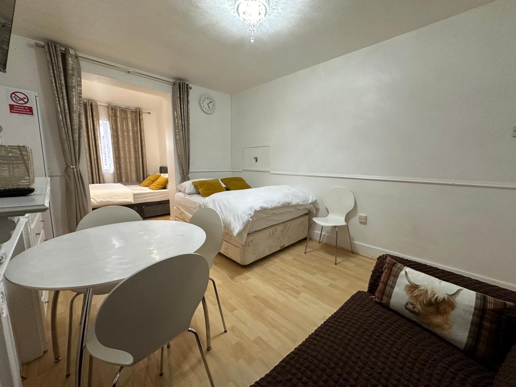 3Rd Studio Flat With Private Toilet And Bathroom Setup For Family Enjoyment 134 Keedonwood Road بروملي المظهر الخارجي الصورة