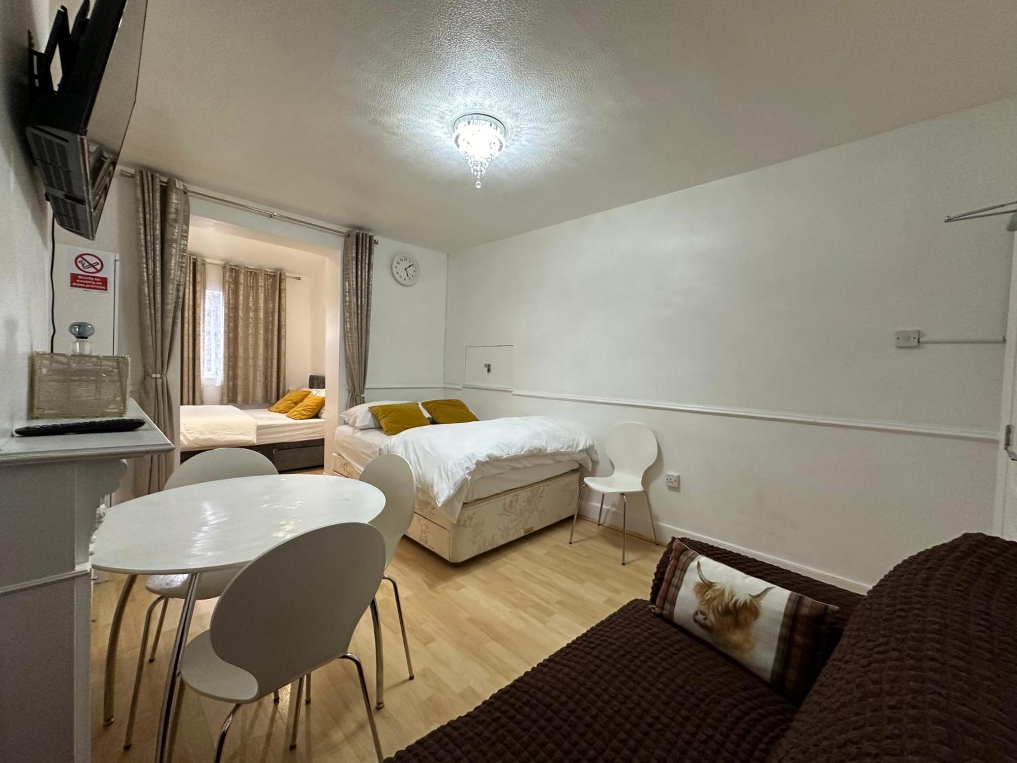 3Rd Studio Flat With Private Toilet And Bathroom Setup For Family Enjoyment 134 Keedonwood Road بروملي المظهر الخارجي الصورة
