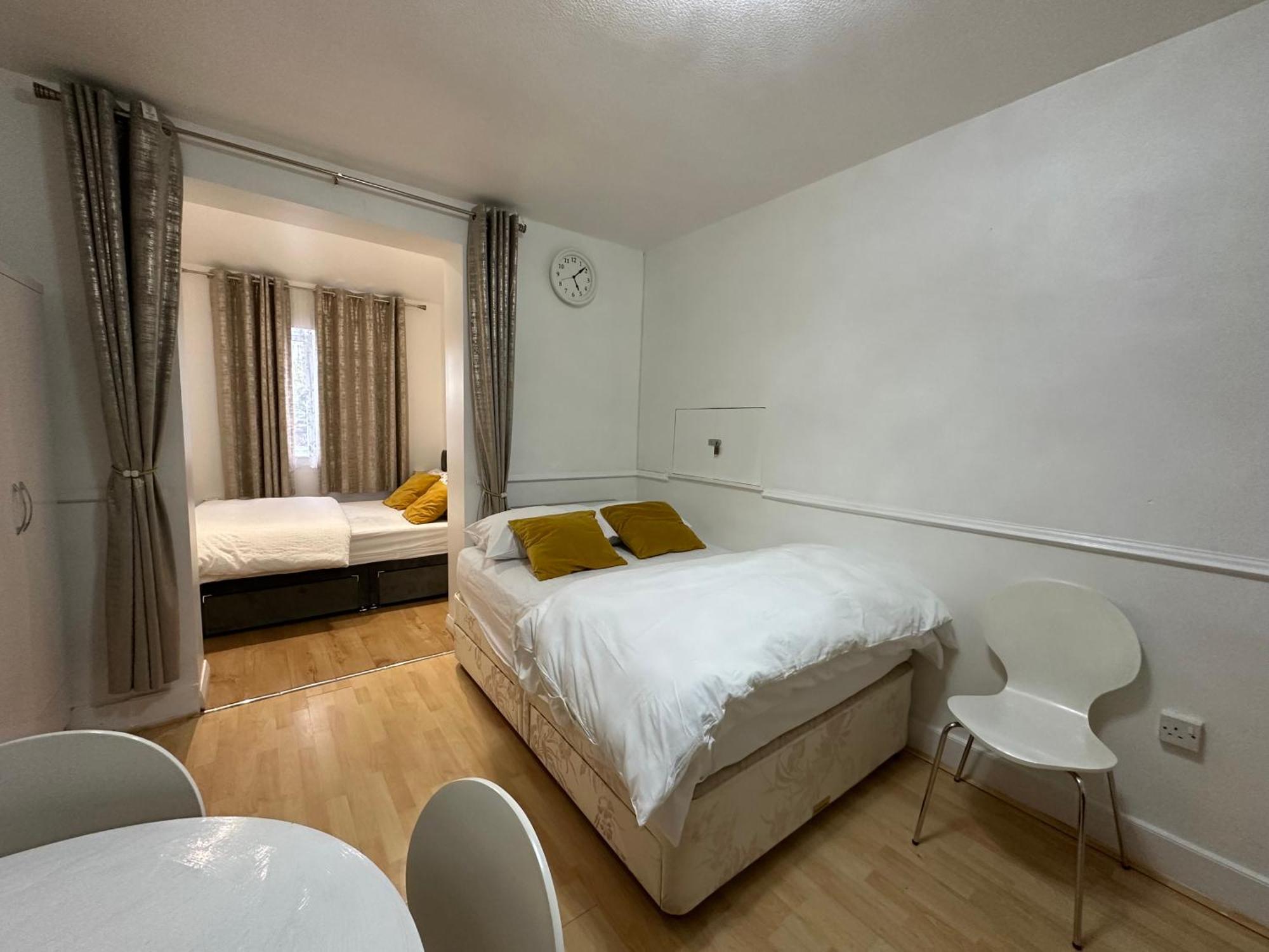 3Rd Studio Flat With Private Toilet And Bathroom Setup For Family Enjoyment 134 Keedonwood Road بروملي المظهر الخارجي الصورة