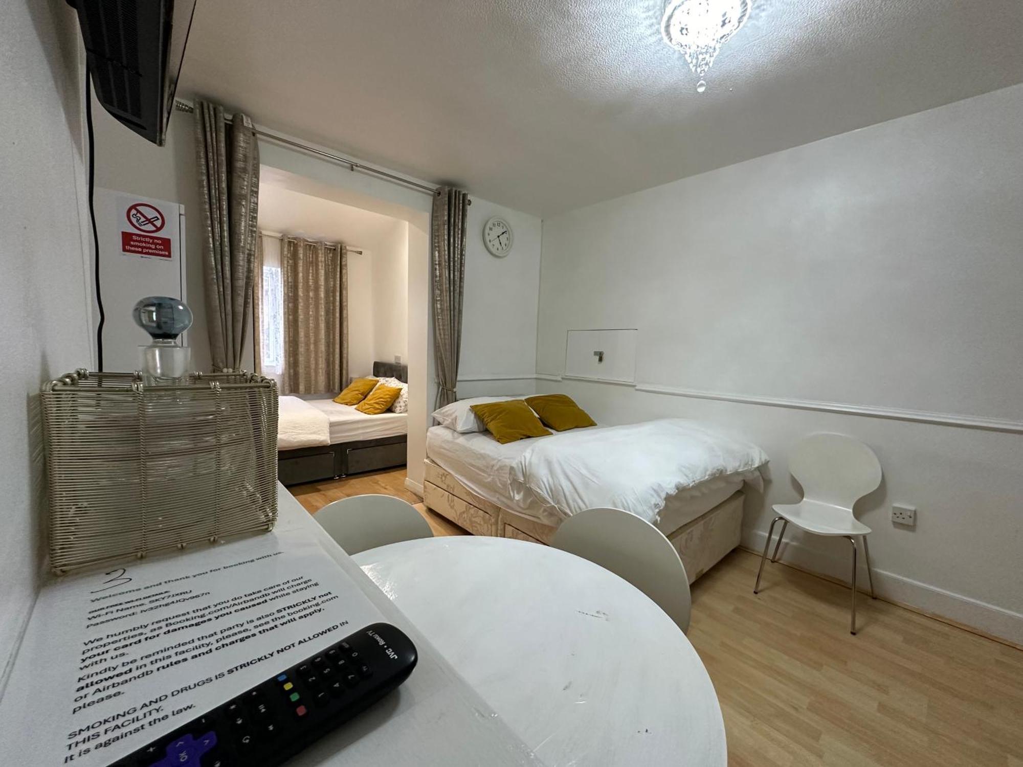 3Rd Studio Flat With Private Toilet And Bathroom Setup For Family Enjoyment 134 Keedonwood Road بروملي المظهر الخارجي الصورة