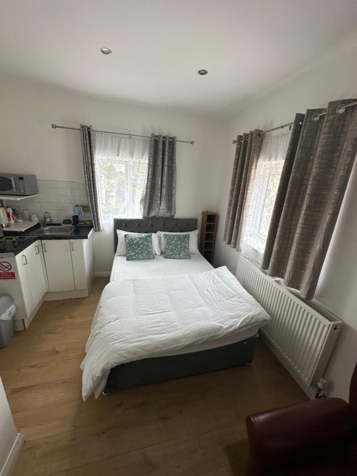 3Rd Studio Flat With Private Toilet And Bathroom Setup For Family Enjoyment 134 Keedonwood Road بروملي المظهر الخارجي الصورة