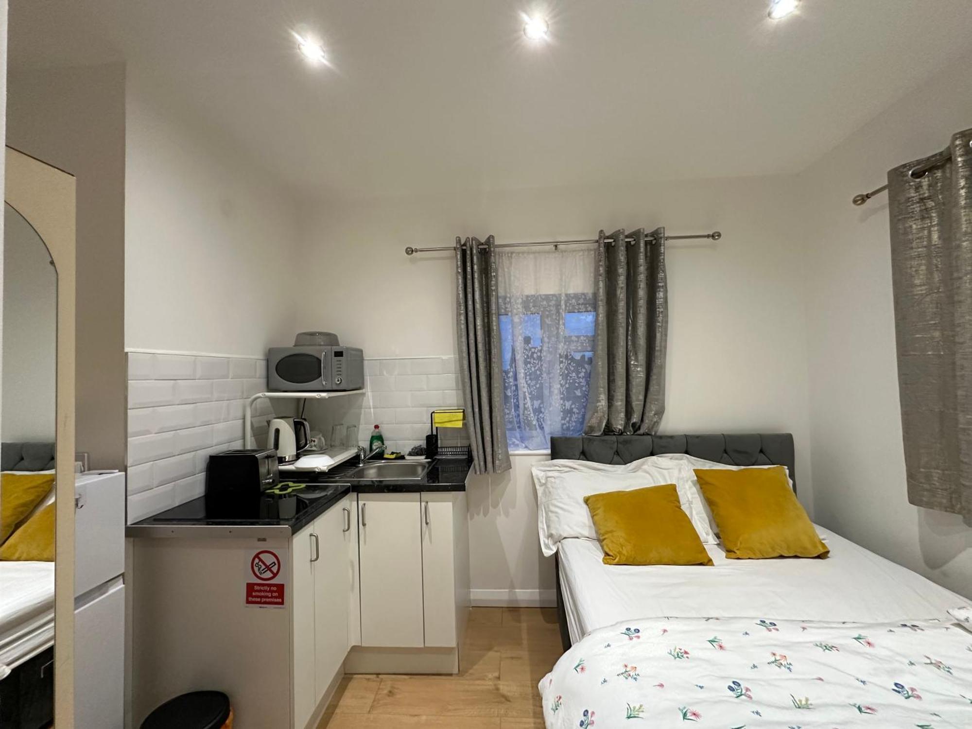 3Rd Studio Flat With Private Toilet And Bathroom Setup For Family Enjoyment 134 Keedonwood Road بروملي المظهر الخارجي الصورة