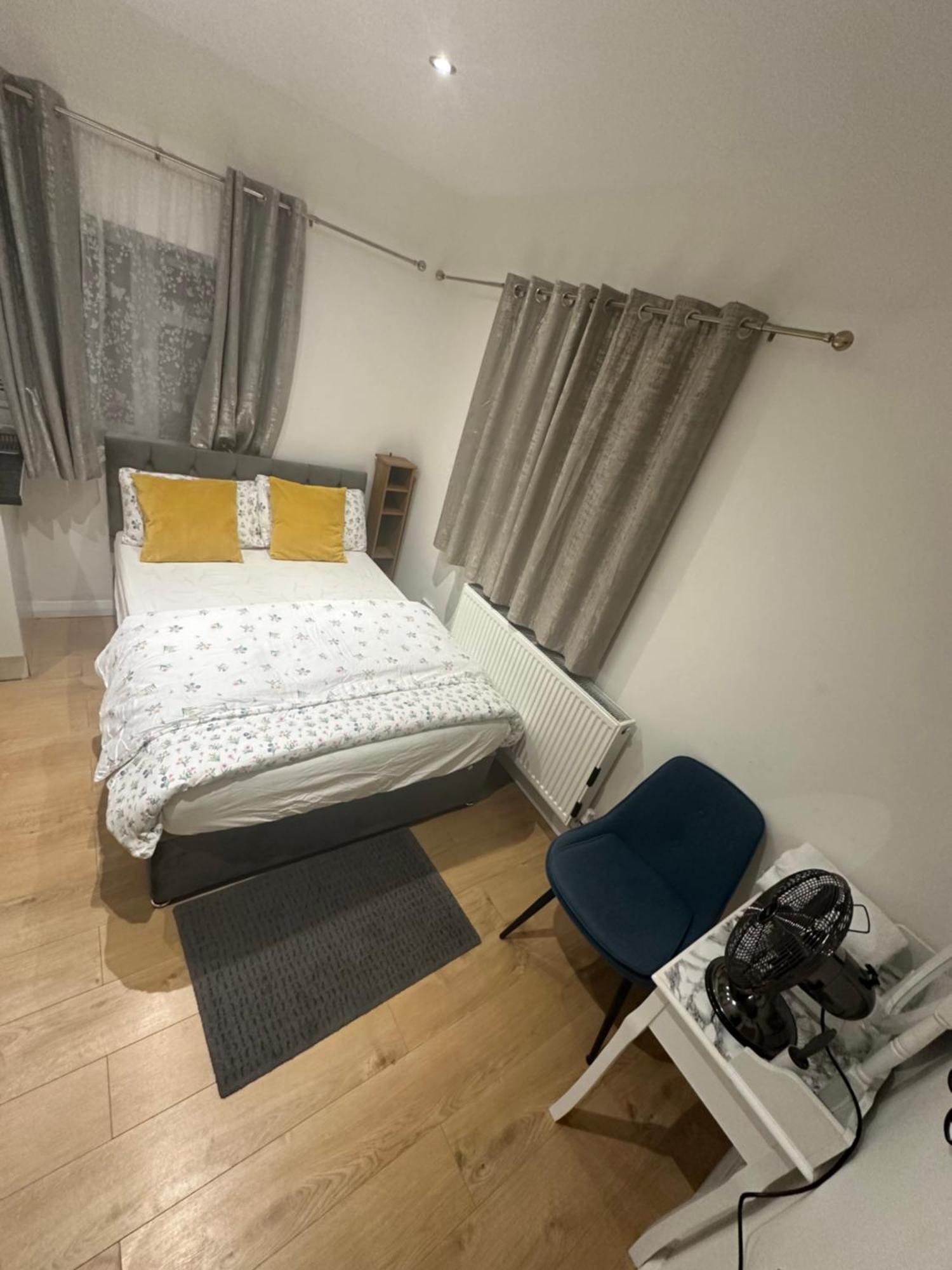 3Rd Studio Flat With Private Toilet And Bathroom Setup For Family Enjoyment 134 Keedonwood Road بروملي المظهر الخارجي الصورة