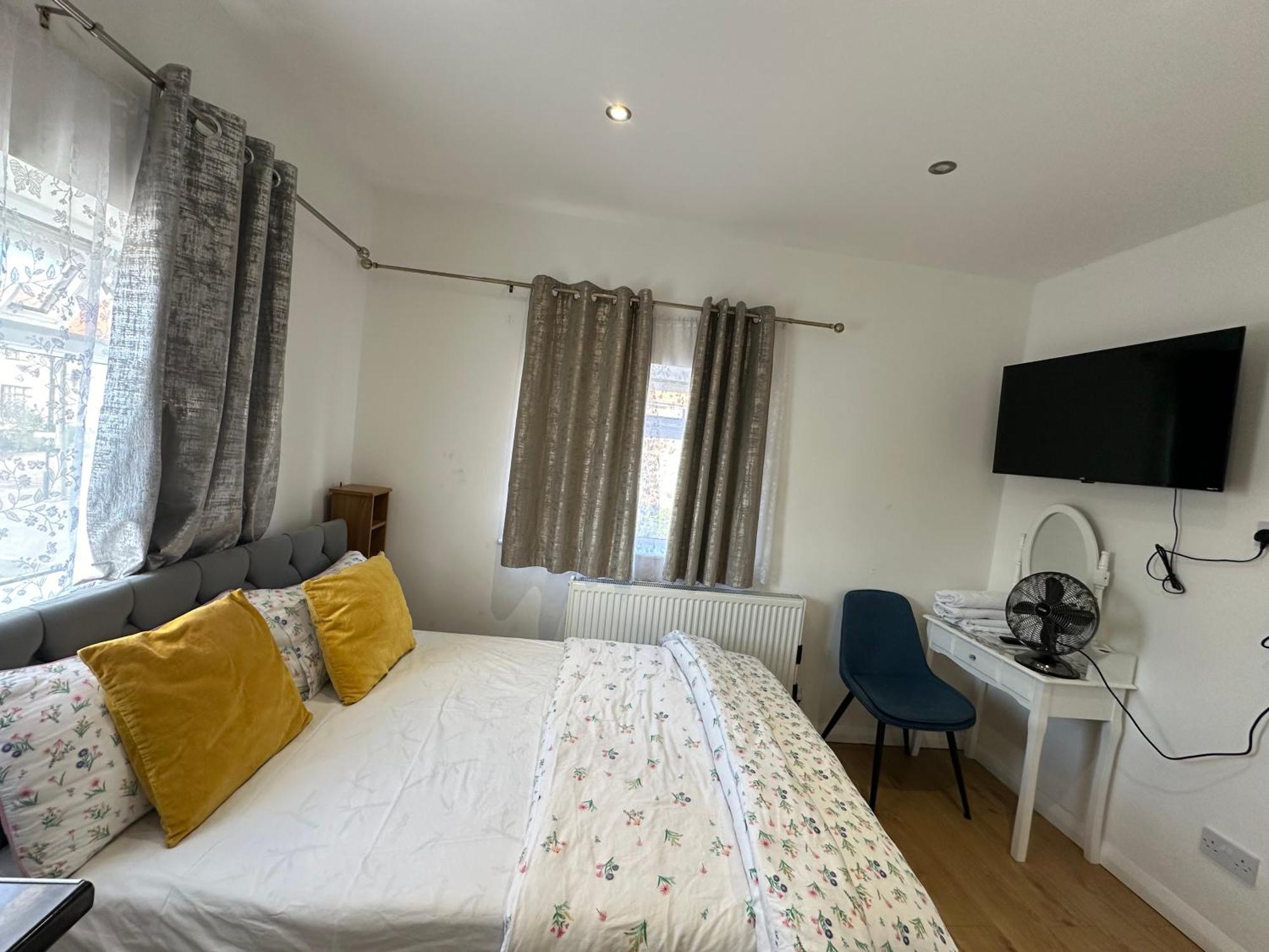 3Rd Studio Flat With Private Toilet And Bathroom Setup For Family Enjoyment 134 Keedonwood Road بروملي المظهر الخارجي الصورة
