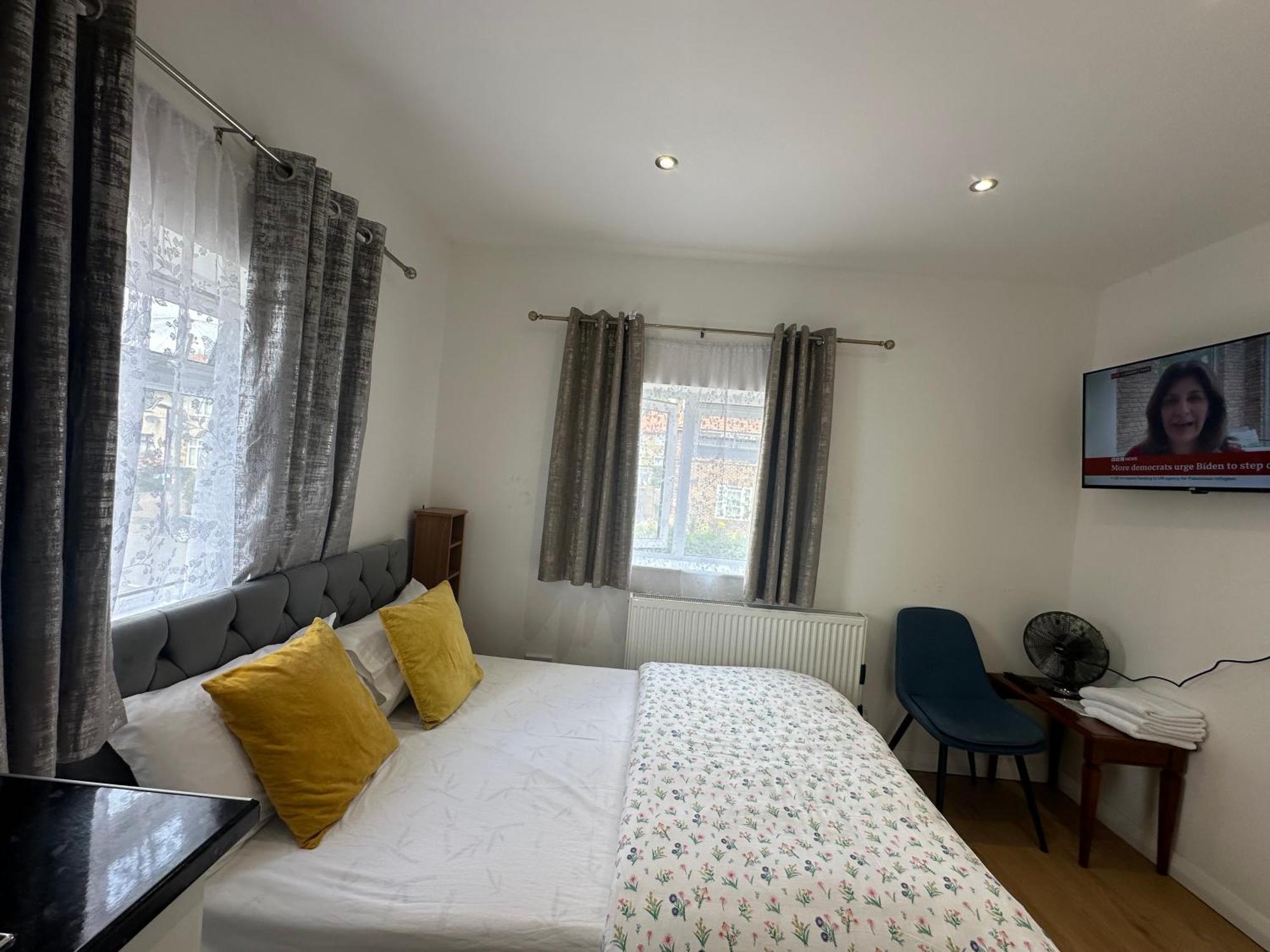 3Rd Studio Flat With Private Toilet And Bathroom Setup For Family Enjoyment 134 Keedonwood Road بروملي المظهر الخارجي الصورة