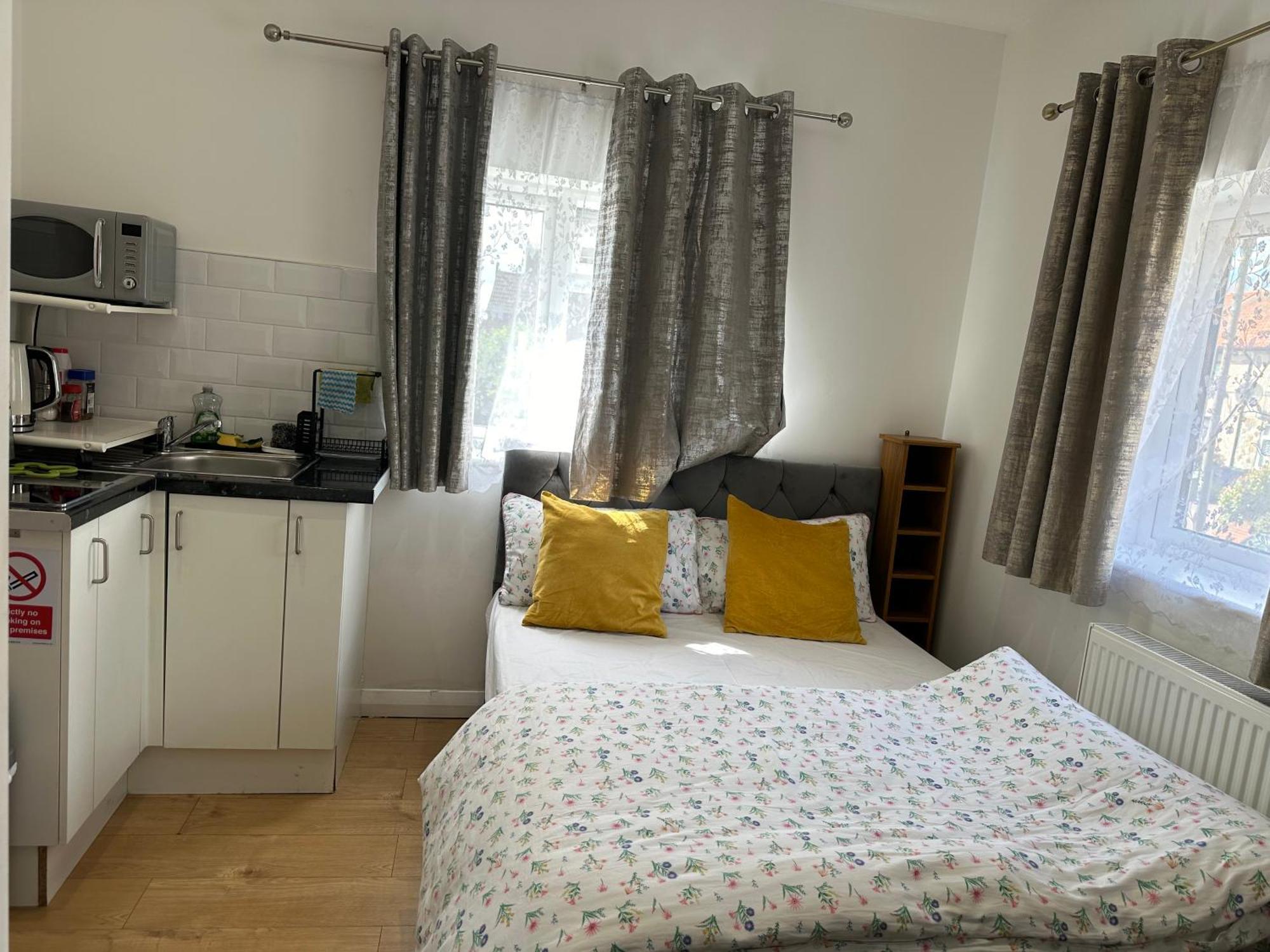 3Rd Studio Flat With Private Toilet And Bathroom Setup For Family Enjoyment 134 Keedonwood Road بروملي المظهر الخارجي الصورة