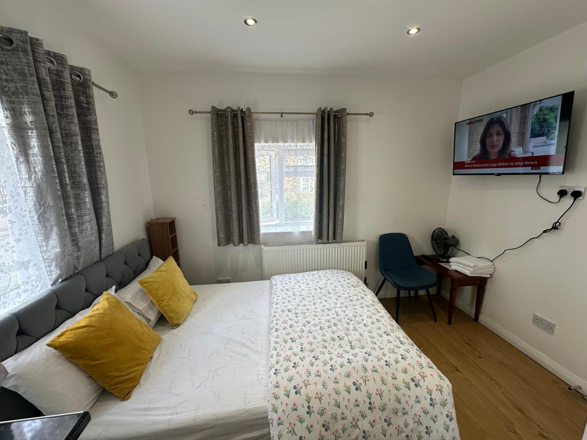 3Rd Studio Flat With Private Toilet And Bathroom Setup For Family Enjoyment 134 Keedonwood Road بروملي المظهر الخارجي الصورة