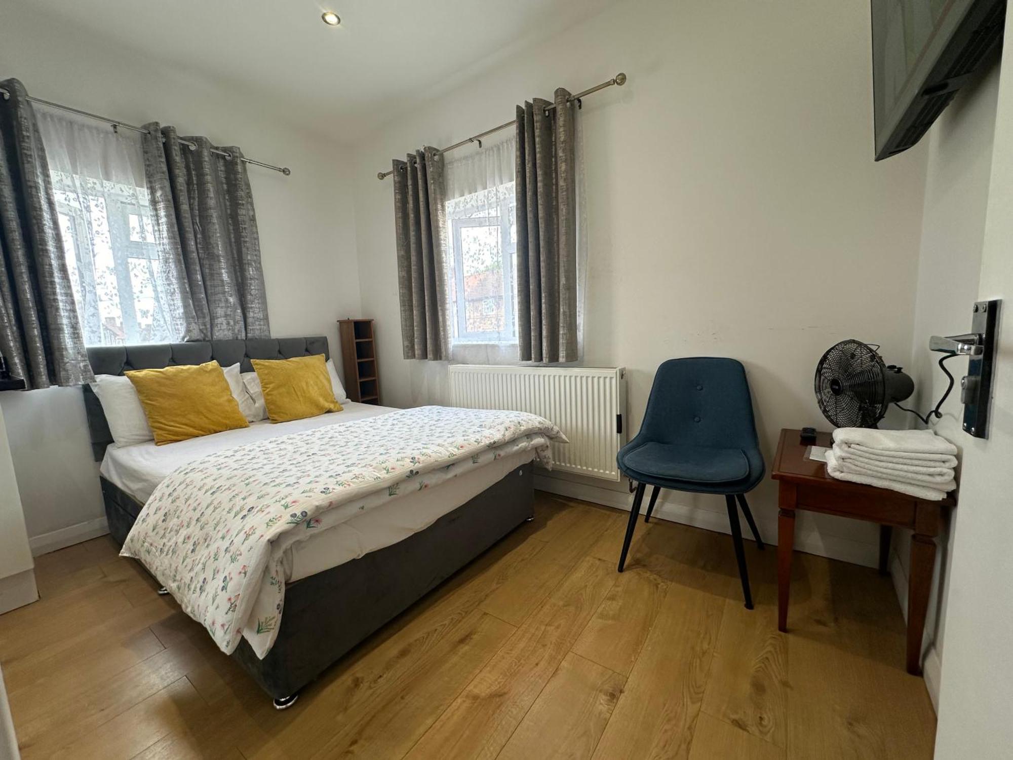 3Rd Studio Flat With Private Toilet And Bathroom Setup For Family Enjoyment 134 Keedonwood Road بروملي المظهر الخارجي الصورة