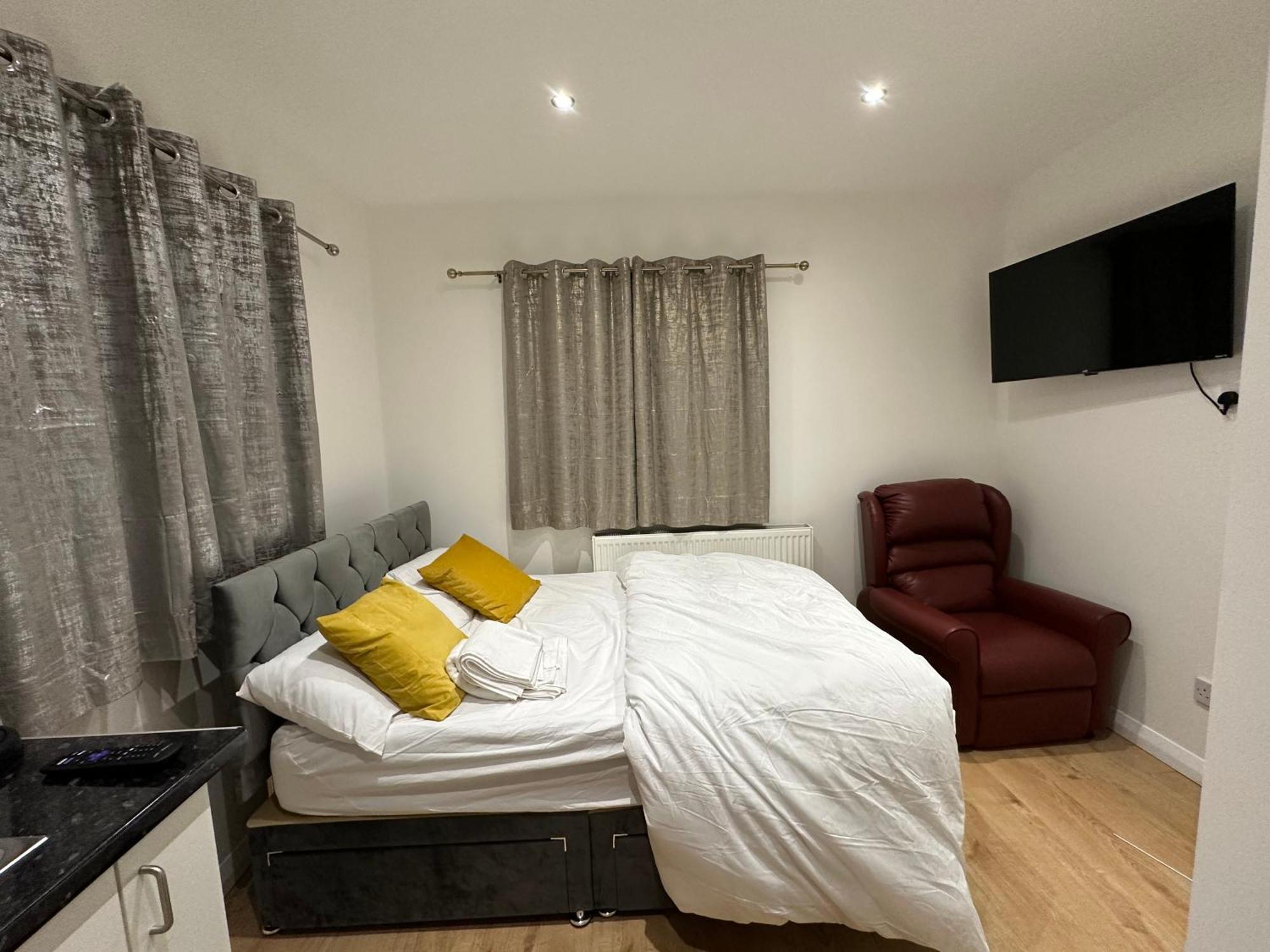 3Rd Studio Flat With Private Toilet And Bathroom Setup For Family Enjoyment 134 Keedonwood Road بروملي المظهر الخارجي الصورة